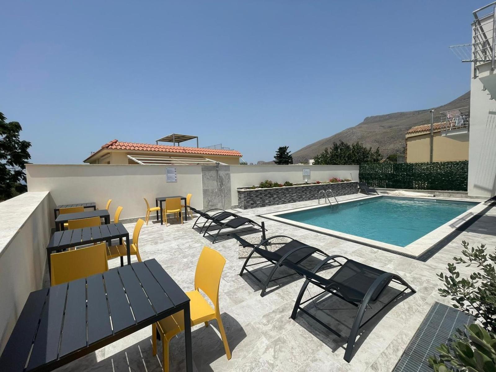 Bed And Breakfast Da Francesca Castelluzzo Bagian luar foto
